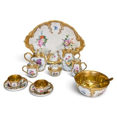 une image représentant un ensemble d'assiettes et de tasses en porcelaine posées sur une surface blanche