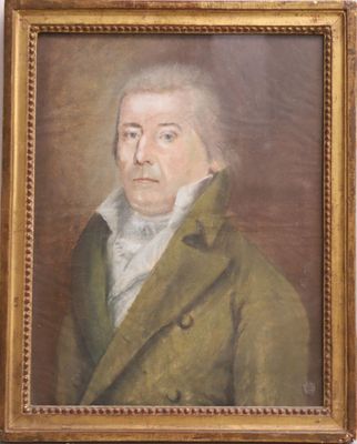 Un vieux tableau représentant un homme vêtu d'un manteau vert est accroché au mur.