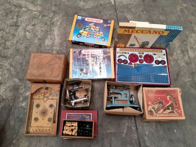 de nombreux jouets de toutes sortes dans une boîte posée par terre