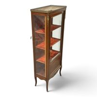 VITRINE en bois naturel ouvrant à une porte vitrée, dessus d… (photo 3)