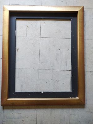 une photo d'un cadre suspendu à un mur