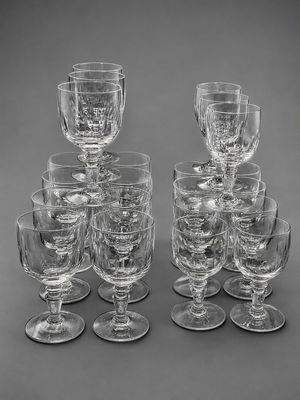 plusieurs verres à vin vides empilés les uns sur les autres sur une table