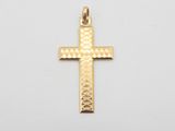 pendentif en forme de croix en or sur fond blanc