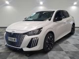 la voiture blanche est garée sur le sol à carreaux d'une pièce