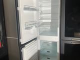 un réfrigérateur ouvert dans un coin de la cuisine