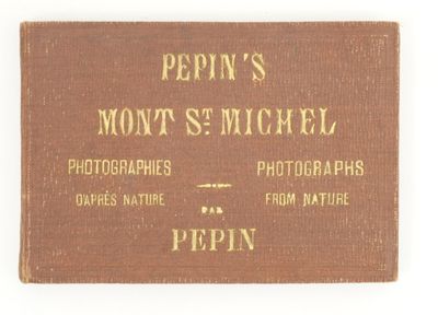 un vieux livre dont la couverture est ornée d'une image de chien
