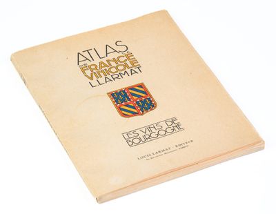 un vieux livre avec l'image d'un blason