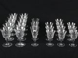 un lot de douze verres à vin en cristal sur fond noir