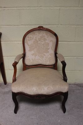 une chaise placée à côté d'une table