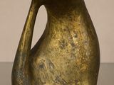 une image représentant un vase en bronze posé sur une table