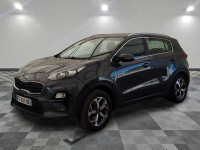 une voiture noire garée sur le sol en damier d'un garage