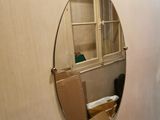 un miroir accroché au mur dans le couloir d'une maison