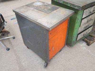une vieille armoire en métal à deux tiroirs et une chaise
