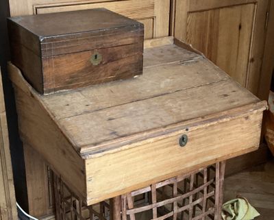 une table en bois sur laquelle est posée une boîte en bois