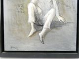 tableau représentant une femme assise par terre, les jambes croisées
