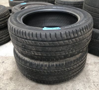 plusieurs pneus empilés les uns sur les autres