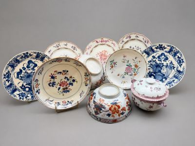 plusieurs types différents d'assiettes et de bols en porcelaine posés sur un fond gris