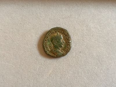 gros plan d'une pièce de monnaie sur une surface blanche