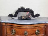 un chapeau posé sur une commode