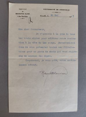 un gros plan sur une feuille de papier sur laquelle est écrite une lettre à la main