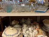 une étagère remplie de vaisselle et de verres dans un magasin