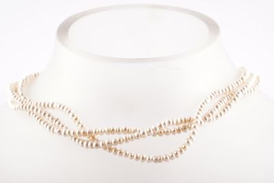 un collier de perles sur le cou d'un mannequin, sur fond blanc