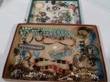 une boîte remplie de bijoux assortis sur une table