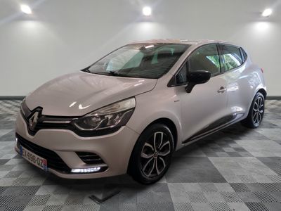 une voiture blanche garée sur un sol en damier dans un garage