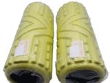 une paire de rouleaux en mousse jaunes sur fond blanc