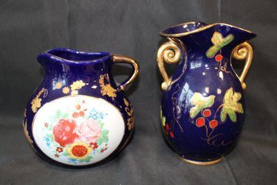 Carafe et vase bleu avec liseré doré et fleurs, en céramique