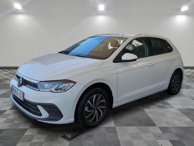 une Volkswagen Jetta blanche garée dans une pièce au sol à carreaux