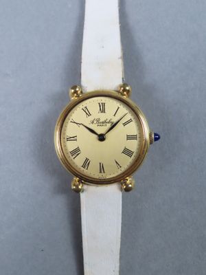 gros plan d'une montre-bracelet avec des chiffres romains