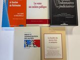 plusieurs livres sont posés sur une table recouverte d'une nappe blanche