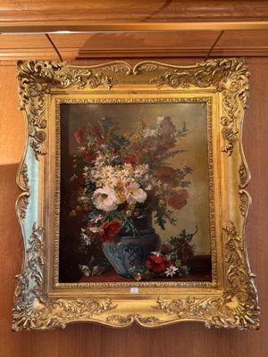 une peinture de fleurs dans un vase bleu sur une table
