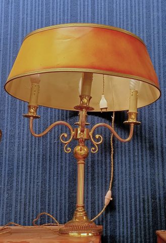 Lampe à 4 bras de lumière. Joint petite lampe bouillotte à 2 bars
