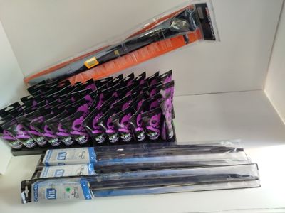 il y a plein de modèles différents de brosses à dents sur le comptoir