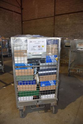 un chariot rempli de cartons dans un entrepôt, sur lequel est accrochée une pancarte