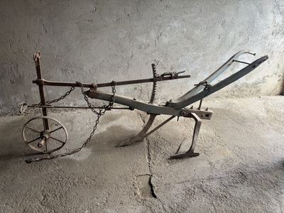 un objet métallique auquel sont attachées des chaînes, posé dans une pièce