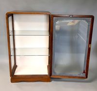 Vitrine basse en bois vitrée sur trois côtés. (photo 6)