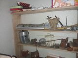 une étagère contenant divers objets dans une pièce