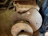 des toilettes posées à même le sol, à côté d'une cheminée
