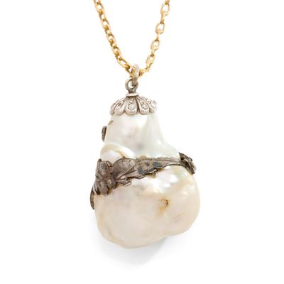 un gros plan d'un collier de perles et d'or sur fond blanc