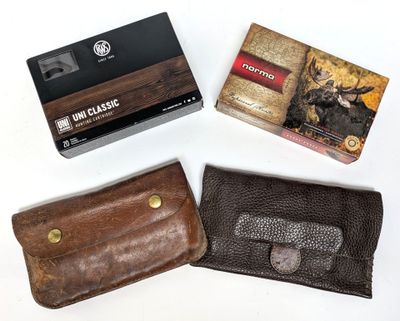 trois types différents de portefeuilles en cuir posés sur une surface blanche