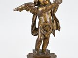 une image représentant une statue en bronze de Cupidon tenant un oiseau
