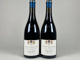deux bouteilles de vin rouge posées l'une à côté de l'autre sur une table