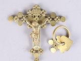 une croix en or avec un anneau en or et une croix en or avec une croix en or