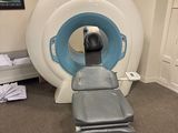 une pièce dans laquelle se trouvent une chaise et un appareil d'IRM