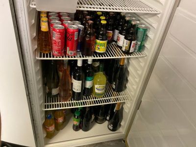 un réfrigérateur rempli de boissons