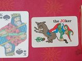 quatre cartes à jouer et un paquet de cartes à jouer posés sur une table