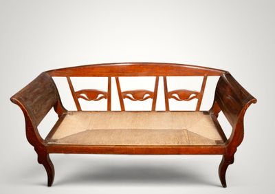 un banc en bois dont l'assise est en bois